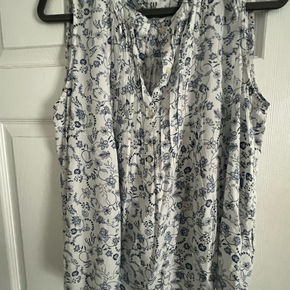 Gap Factory pintucked sleeveless blouse. Size Large. Like new.